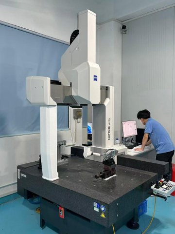 Operator running a CMM inspection routine in the KGL inspection bay