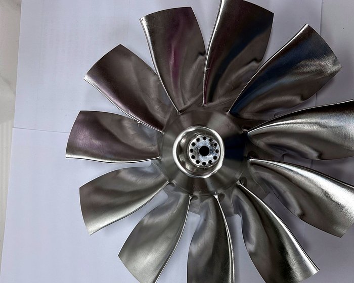 The machined stator vane ring seen from the inlet side. Curved vanes carry the aerodynamic profile and are verified by 3D scanning against the customer CAD model.