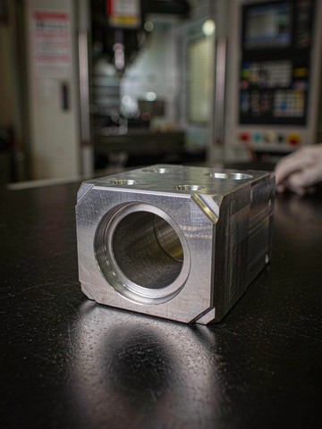 Machined aluminum vacuum chamber block for semiconductor equipment with edge-broken corners