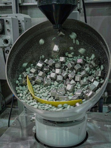 Vibratory bowl finishing small machined aluminum parts to round edges uniformly