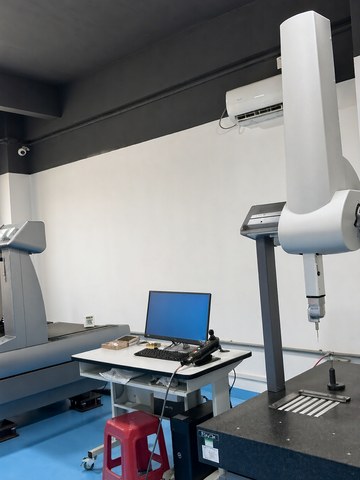Vertical measuring machine and surface plate with a machined part in a metrology room