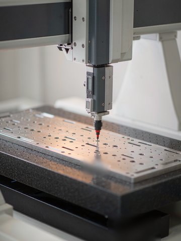Bridge-style CMM verification of a vacuum chamber part in the KGL inspection room