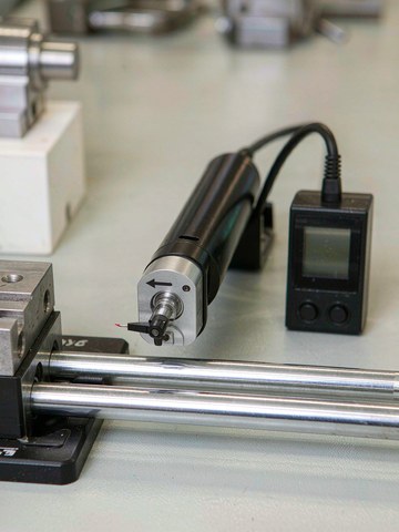 Surface roughness tester traversing a stylus across a machined steel face to record the Ra value.