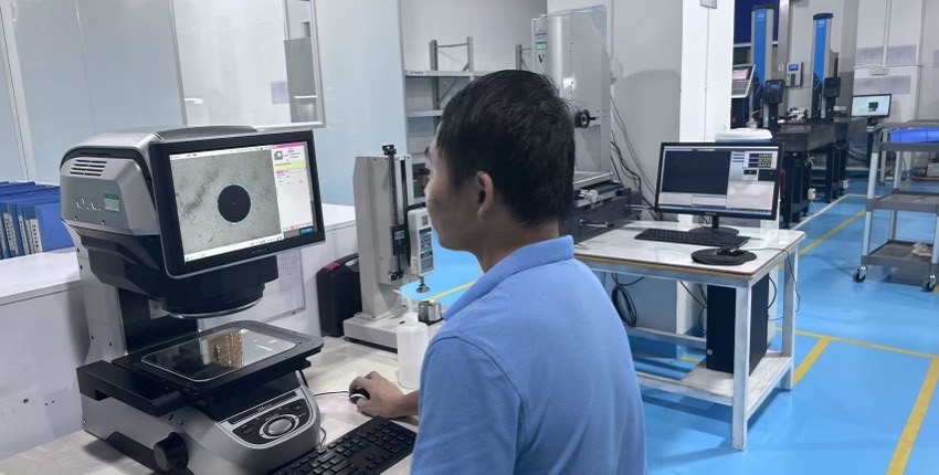 Operator running an optical measurement machine in the quality room